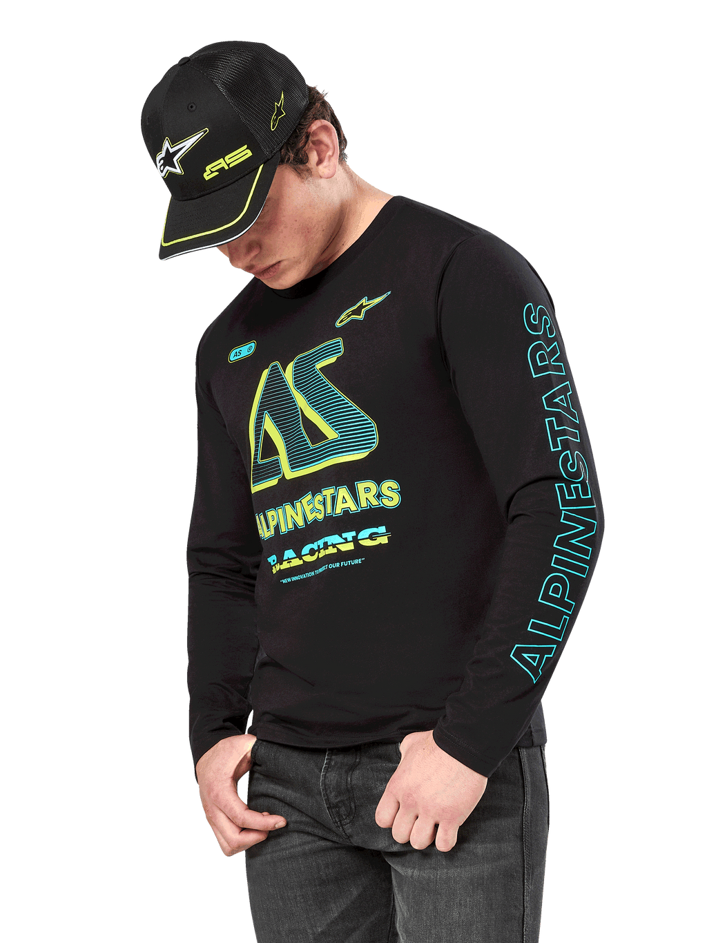 Alpinestars Ayess CSF långärmad t-shirt, svart långärmad tröja med neongul och cyanfärgad grafik, stor AS-logotyp på bröstet och vertikal Alpinestars-logotyp på ärmen, bärs av en modell med matchande svart keps och mörka jeans, vardagliga motorsportkläder