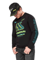 Alpinestars Ayess CSF långärmad t-shirt, svart långärmad tröja med neongul och cyanfärgad grafik, stor AS-logotyp på bröstet och vertikal Alpinestars-logotyp på ärmen, bärs av en modell med matchande svart keps och mörka jeans, vardagliga motorsportkläder
