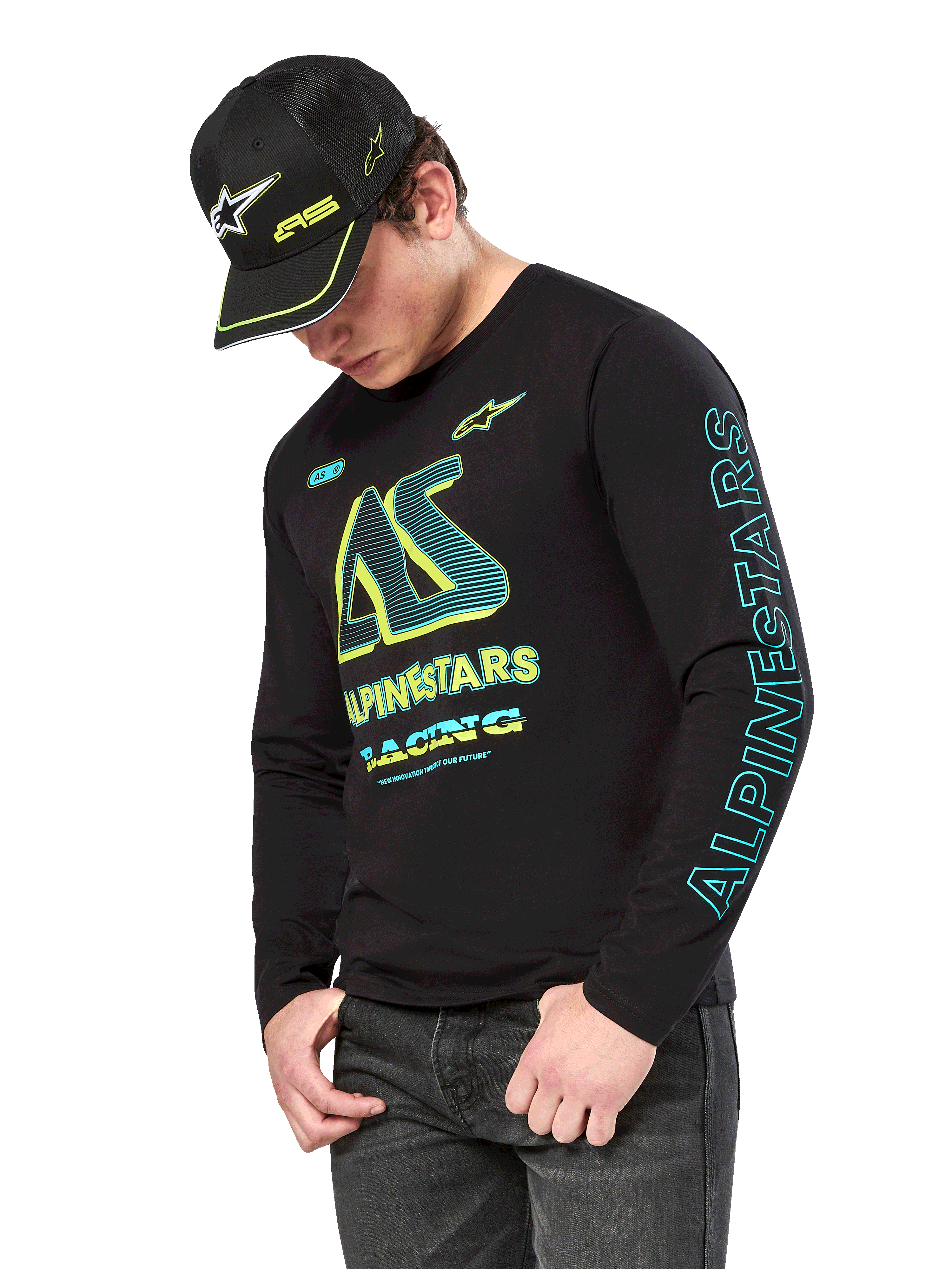 Alpinestars Ayess CSF långärmad t-shirt, svart långärmad tröja med neongul och cyanfärgad grafik, stor AS-logotyp på bröstet och vertikal Alpinestars-logotyp på ärmen, bärs av en modell med matchande svart keps och mörka jeans, vardagliga motorsportkläder