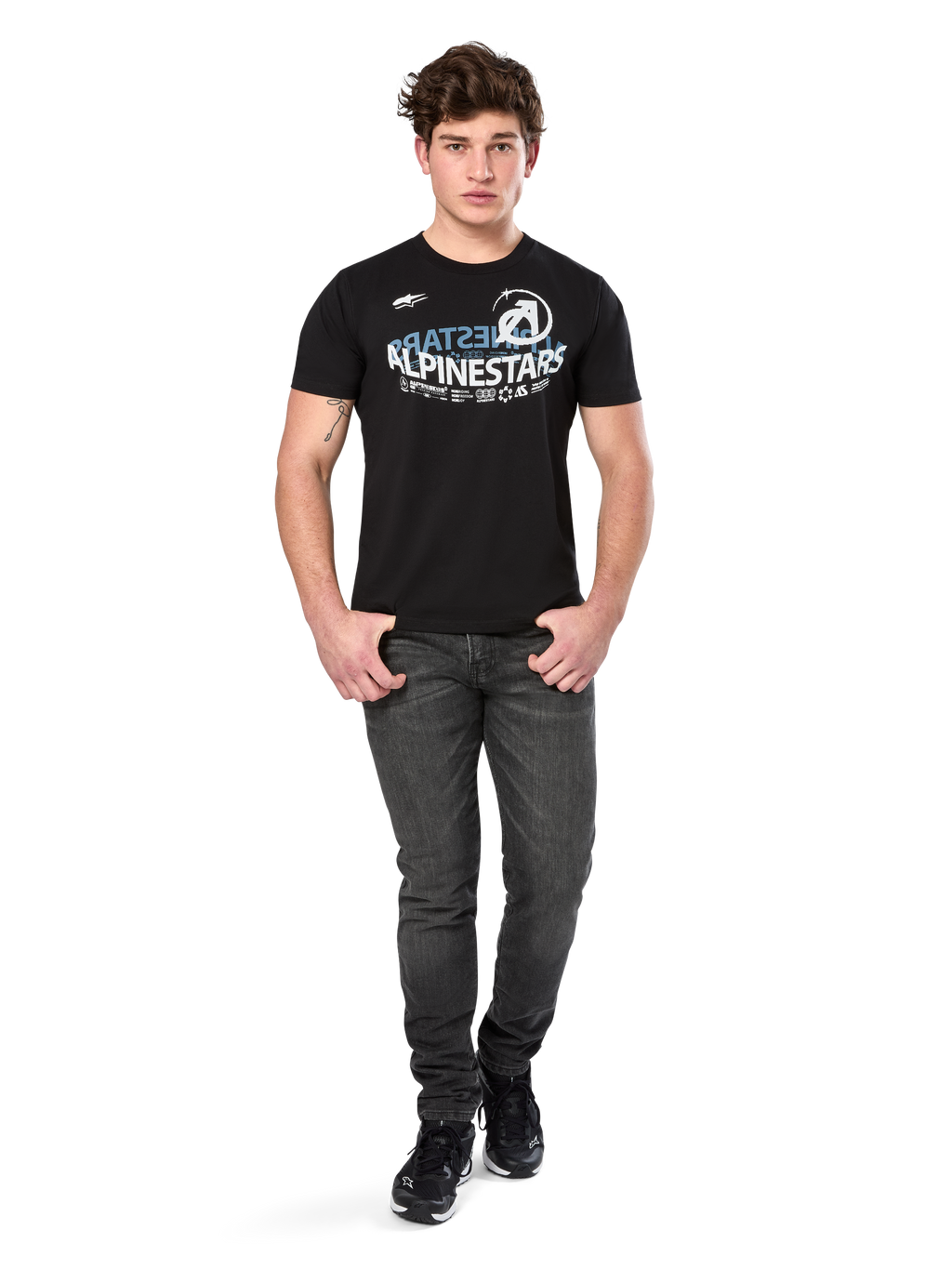 Alpinestars Semicircle CSF Tee, kortärmad t-shirt, svart, vit och ljusblå böjd grafik på bröstet, bärs av modell med mörkgrå jeans och svarta sneakers, avslappnad motorsport-streetwear