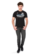 Alpinestars Semicircle CSF Tee, kortärmad t-shirt, svart, vit och ljusblå böjd grafik på bröstet, bärs av modell med mörkgrå jeans och svarta sneakers, avslappnad motorsport-streetwear