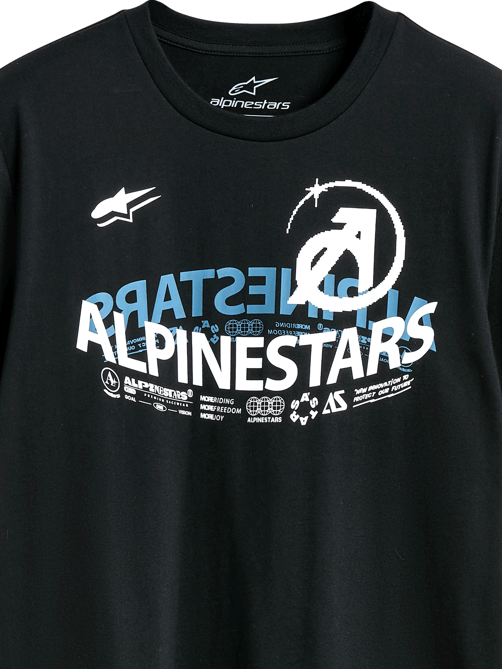 Alpinestars Semicircle CSF Tee, kortärmad t-shirt, svart, med en komplex böjd Alpinestars-grafik i vitt och blått, tekniska ikoner och slogans, casual motorsport-streetwear