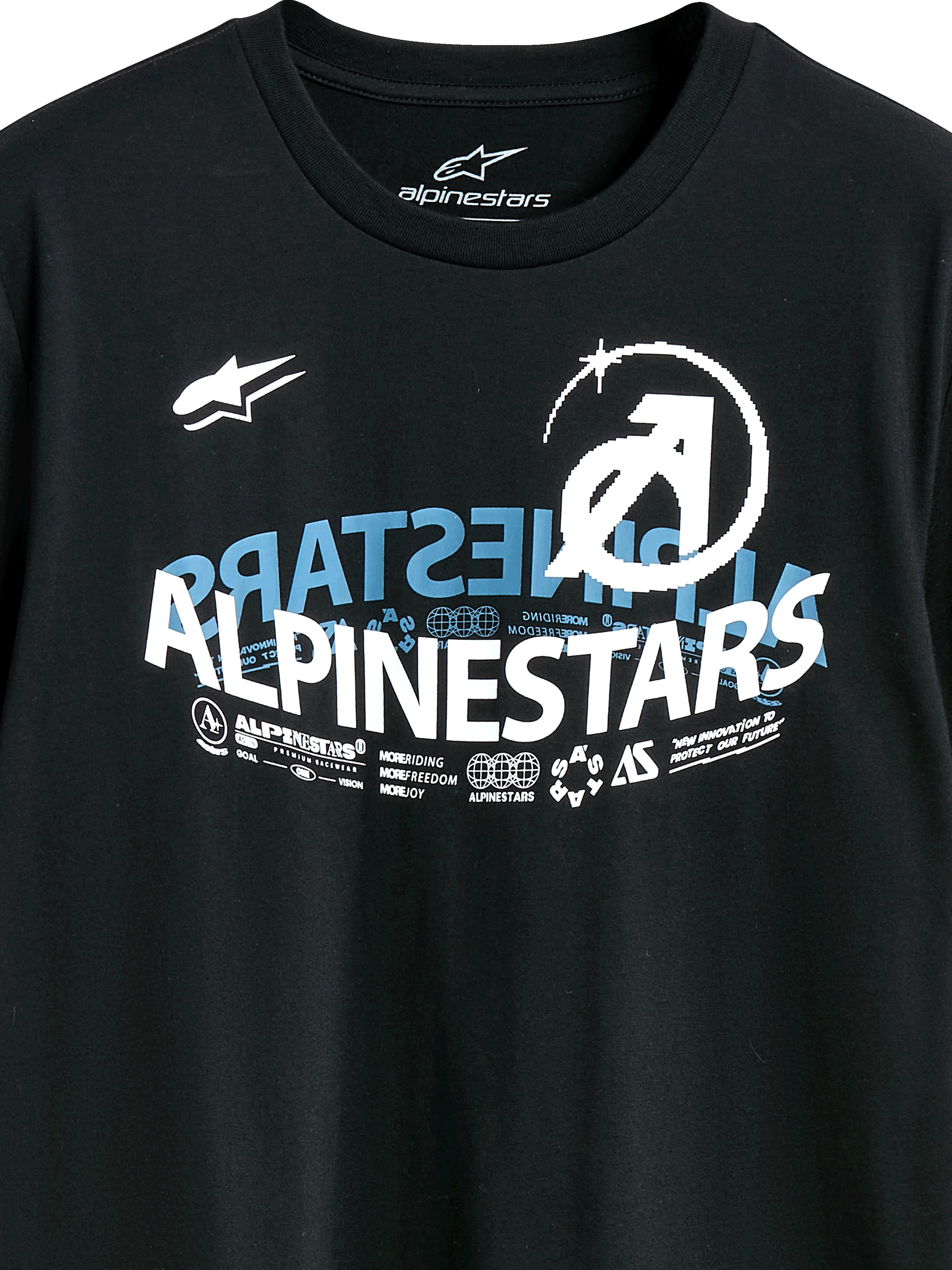 Alpinestars Semicircle CSF Tee, kortärmad t-shirt, svart, med en komplex böjd Alpinestars-grafik i vitt och blått, tekniska ikoner och slogans, casual motorsport-streetwear