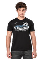 Alpinestars Semicircle CSF Tee, kortärmad t-shirt, svart, vit och blå halvcirkelformad Alpinestars-grafik på bröstet, vardaglig motorsport-streetwear