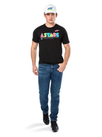 Manlig modell i Alpinestars Cereal CSF Tee, svart kortärmad t-shirt med färgglad geometrisk ASTARS-logotyp, matchad med blå jeans och vit keps, avslappnad motorsportinspirerad streetwear.