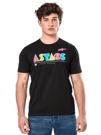 Alpinestars Cereal CSF Tee, svart kortärmad t-shirt bärs av manlig modell, färgglad geometrisk ASTARS-logotyp med Premium Racewear-text, avslappnat motorsport-streetwear