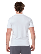 Alpinestars Geografica CSF Tee, kortärmad t-shirt, vit, vy bakifrån, bärs av modell med grå byxor, vardaglig motorsport-streetwear