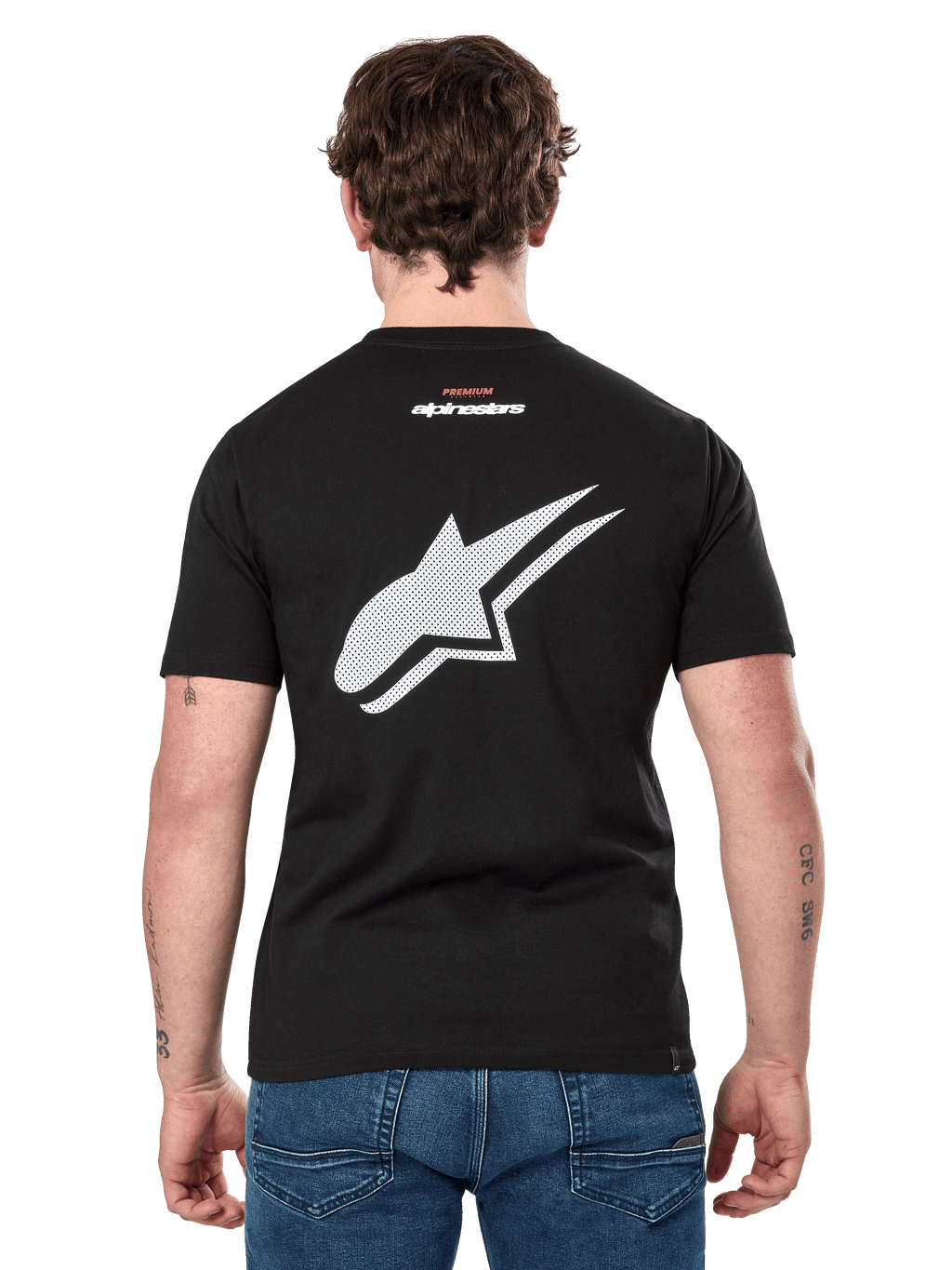 Alpinestars Formulate CSF Tee, kortärmad t-shirt, svart, ryggvy som visar stor vit perforerad Astars-logotyp och liten Alpinestars-märkning, avslappnade motorsportinspirerade sportkläder