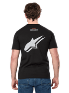 Alpinestars Formulate CSF Tee, kortärmad t-shirt, svart, ryggvy som visar stor vit perforerad Astars-logotyp och liten Alpinestars-märkning, avslappnade motorsportinspirerade sportkläder