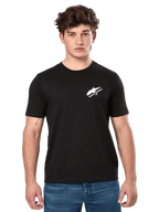 Alpinestars Formulate CSF Tee, kortärmad t-shirt i svart som bärs av en manlig modell med blå jeans, vit Astars-logotyp på bröstet, avslappnade motorsport-inspirerade livsstilskläder