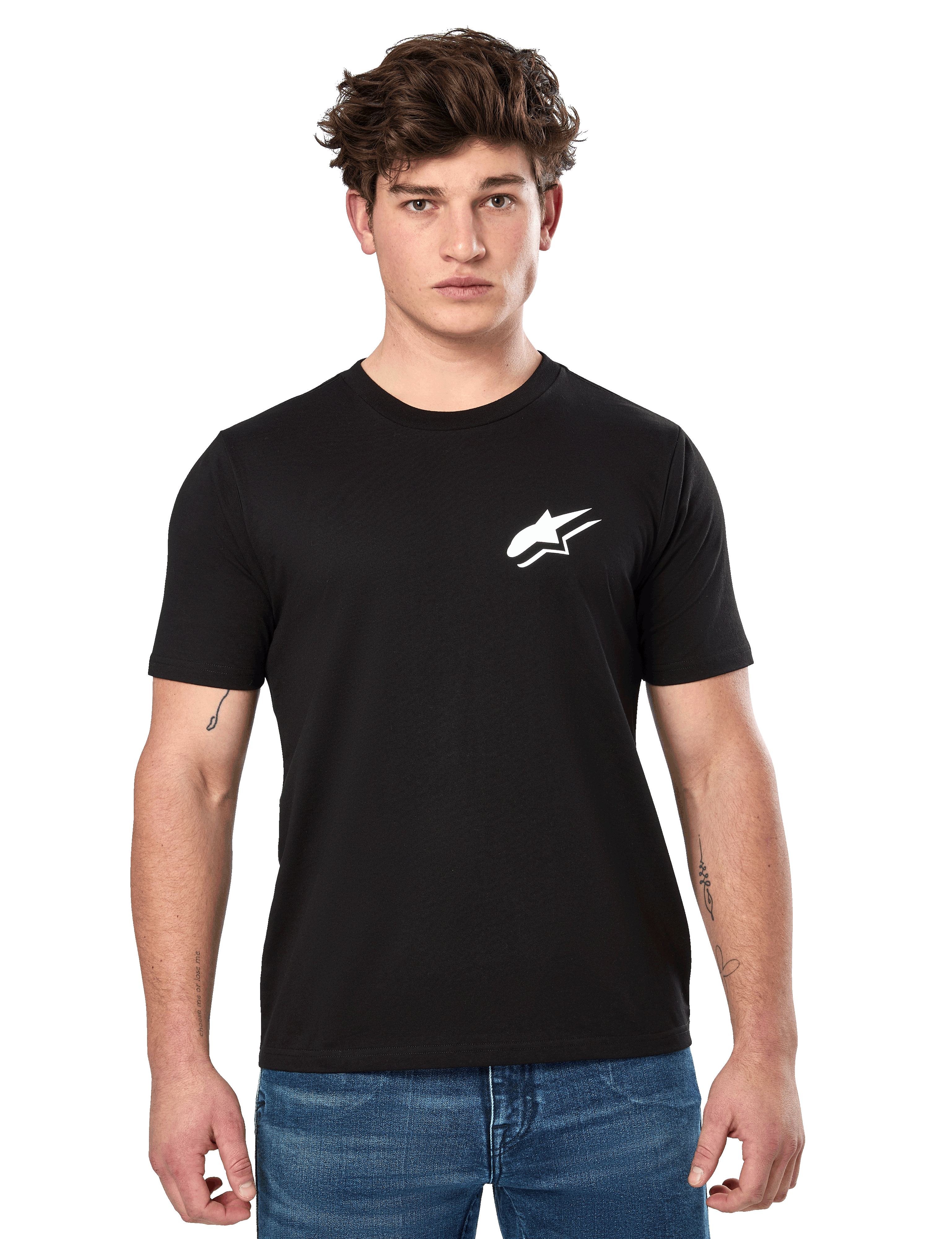 Alpinestars Formulate CSF Tee, kortärmad t-shirt i svart som bärs av en manlig modell med blå jeans, vit Astars-logotyp på bröstet, avslappnade motorsport-inspirerade livsstilskläder