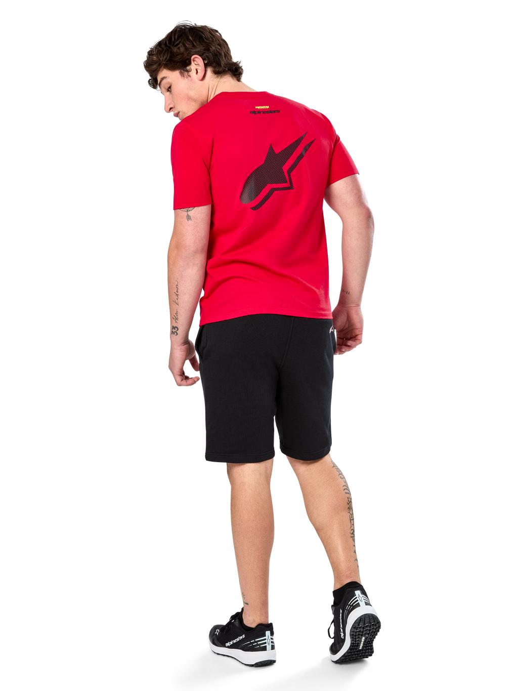Alpinestars Formulate Csf Tee, kortärmad t-shirt, röd, stor svart perforerad Astars-logotyp på ryggen, bärs med svarta shorts och sneakers, avslappnad motorsport-inspirerad streetwear