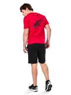 Alpinestars Formulate Csf Tee, kortärmad t-shirt, röd, stor svart perforerad Astars-logotyp på ryggen, bärs med svarta shorts och sneakers, avslappnad motorsport-inspirerad streetwear