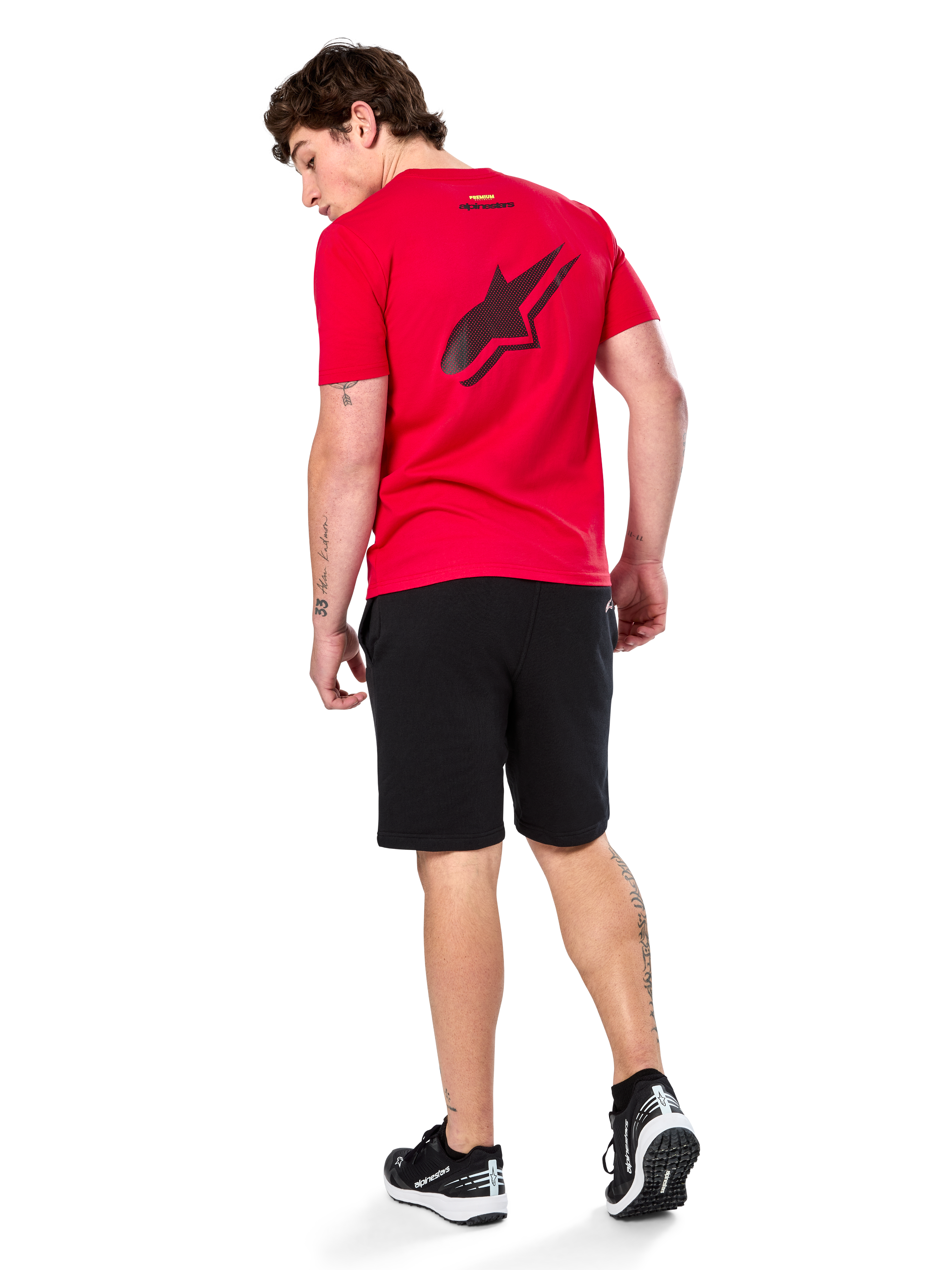Alpinestars Formulate Csf Tee, kortärmad t-shirt, röd, stor svart perforerad Astars-logotyp på ryggen, bärs med svarta shorts och sneakers, avslappnad motorsport-inspirerad streetwear