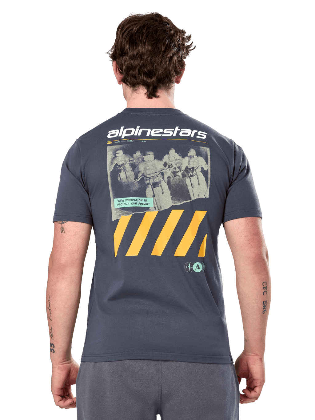 Alpinestars No Barrier Csf Tee, kortärmad t-shirt, Charcoal, stort ryggtryck med slitet motocross-fotografi och gula diagonala ränder, vardagliga motorsportkläder