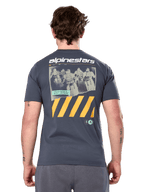 Alpinestars No Barrier Csf Tee, kortärmad t-shirt, Charcoal, stort ryggtryck med slitet motocross-fotografi och gula diagonala ränder, vardagliga motorsportkläder