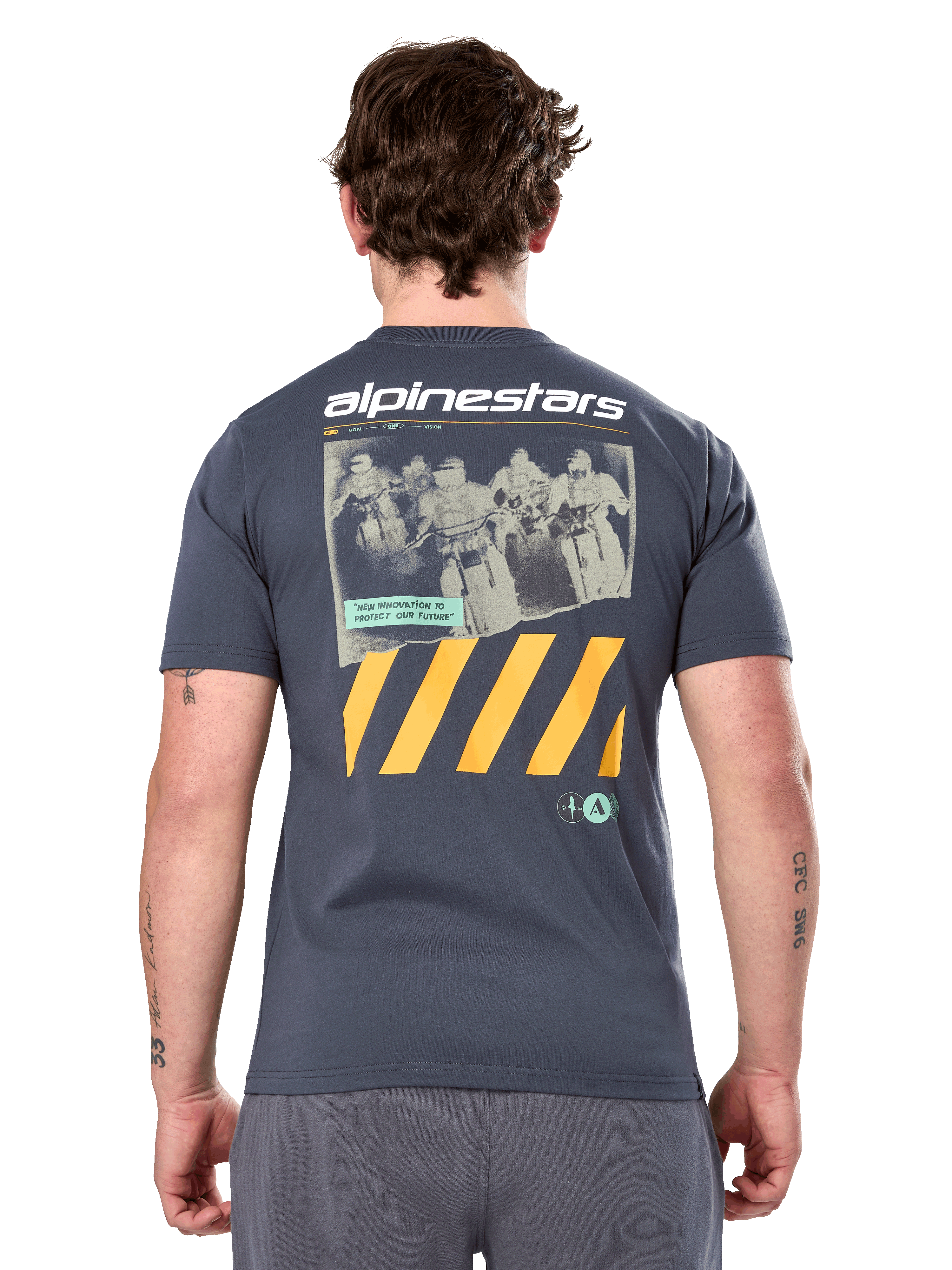 Alpinestars No Barrier Csf Tee, kortärmad t-shirt, Charcoal, stort ryggtryck med slitet motocross-fotografi och gula diagonala ränder, vardagliga motorsportkläder