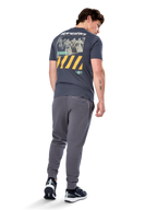 Alpinestars No Barrier CSF Tee, kortärmad t-shirt, Charcoal, vy bakifrån med ett stort slitet fotomotiv, gula diagonala ränder och vit logotyp, vardaglig motorsport-inspirerad streetwear