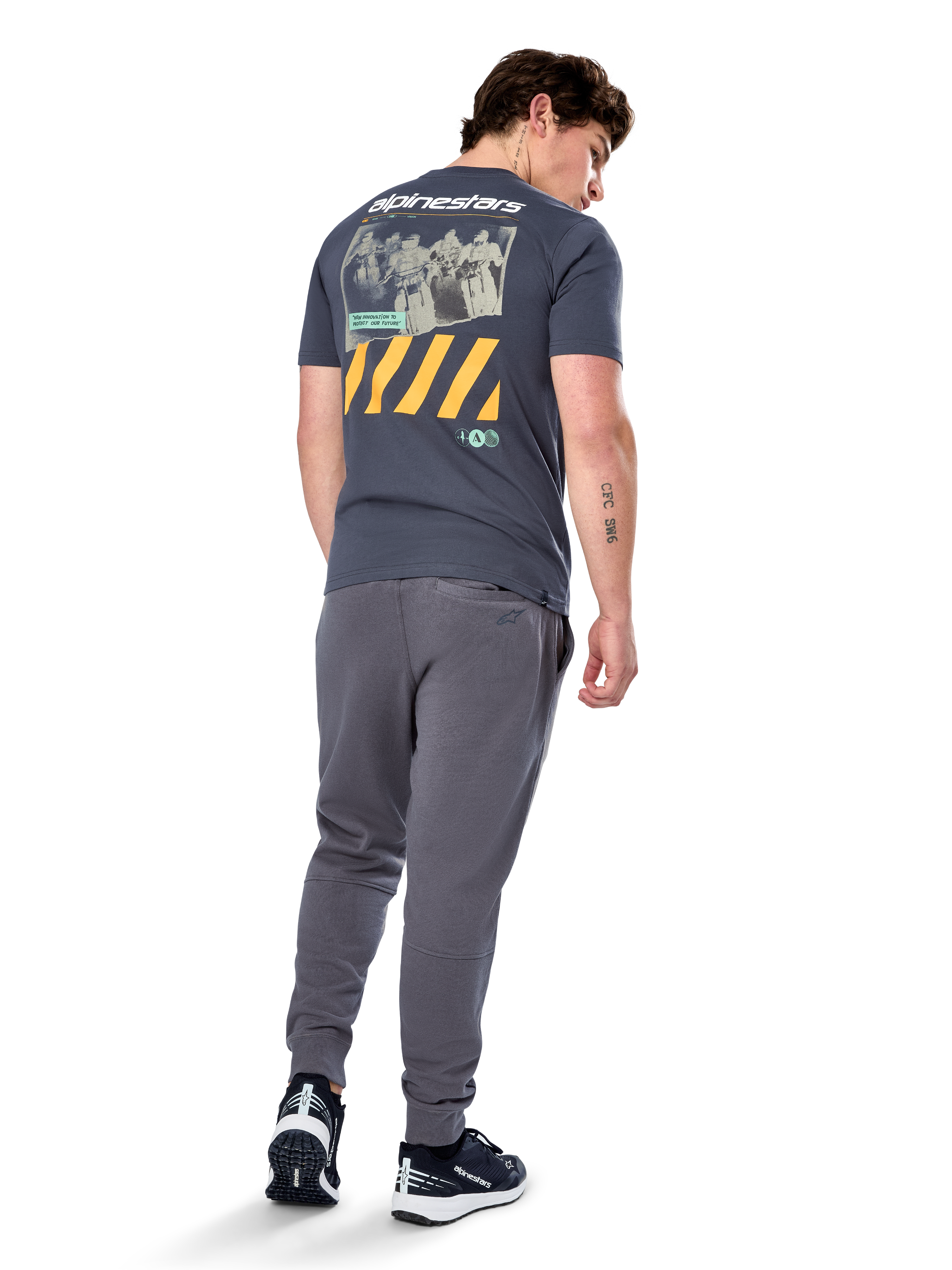 Alpinestars No Barrier CSF Tee, kortärmad t-shirt, Charcoal, vy bakifrån med ett stort slitet fotomotiv, gula diagonala ränder och vit logotyp, vardaglig motorsport-inspirerad streetwear