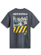 Alpinestars No Barrier CSF Tee, kortärmad t-shirt, charcoal, stort tryck med ett slitet motocrossfoto, vit Alpinestars-logotyp och kraftiga gula diagonala ränder, avslappnad motorsport-streetwear