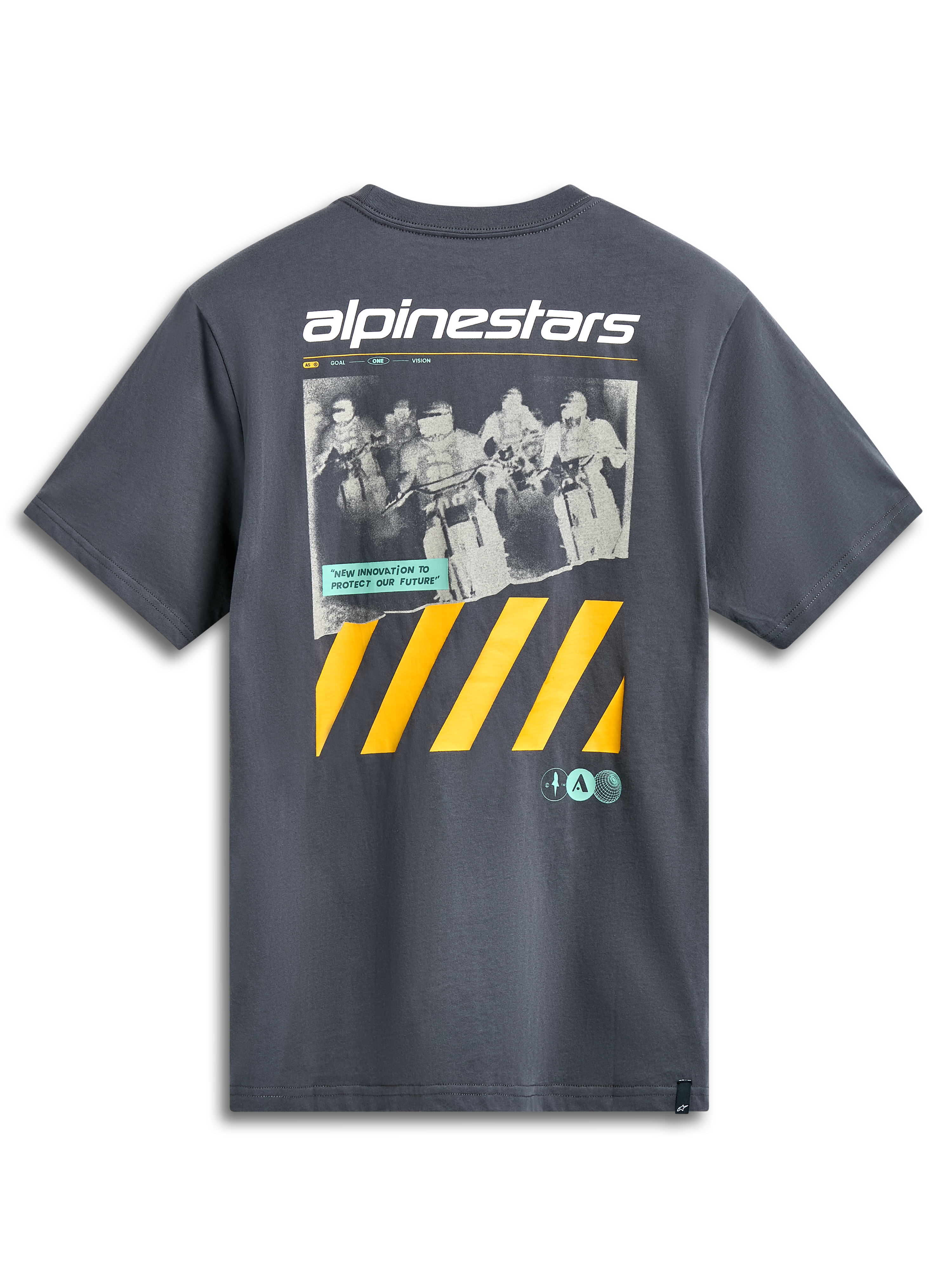 Alpinestars No Barrier CSF Tee, kortärmad t-shirt, charcoal, stort tryck med ett slitet motocrossfoto, vit Alpinestars-logotyp och kraftiga gula diagonala ränder, avslappnad motorsport-streetwear