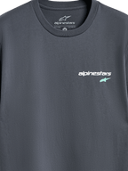 Alpinestars No Barrier CSF Tee, kortärmad t-shirt, Charcoal, närbild på bröstlogotypen med vit Alpinestars-text och ljusblå stjärnsymbol, casual motorsport-streetwear