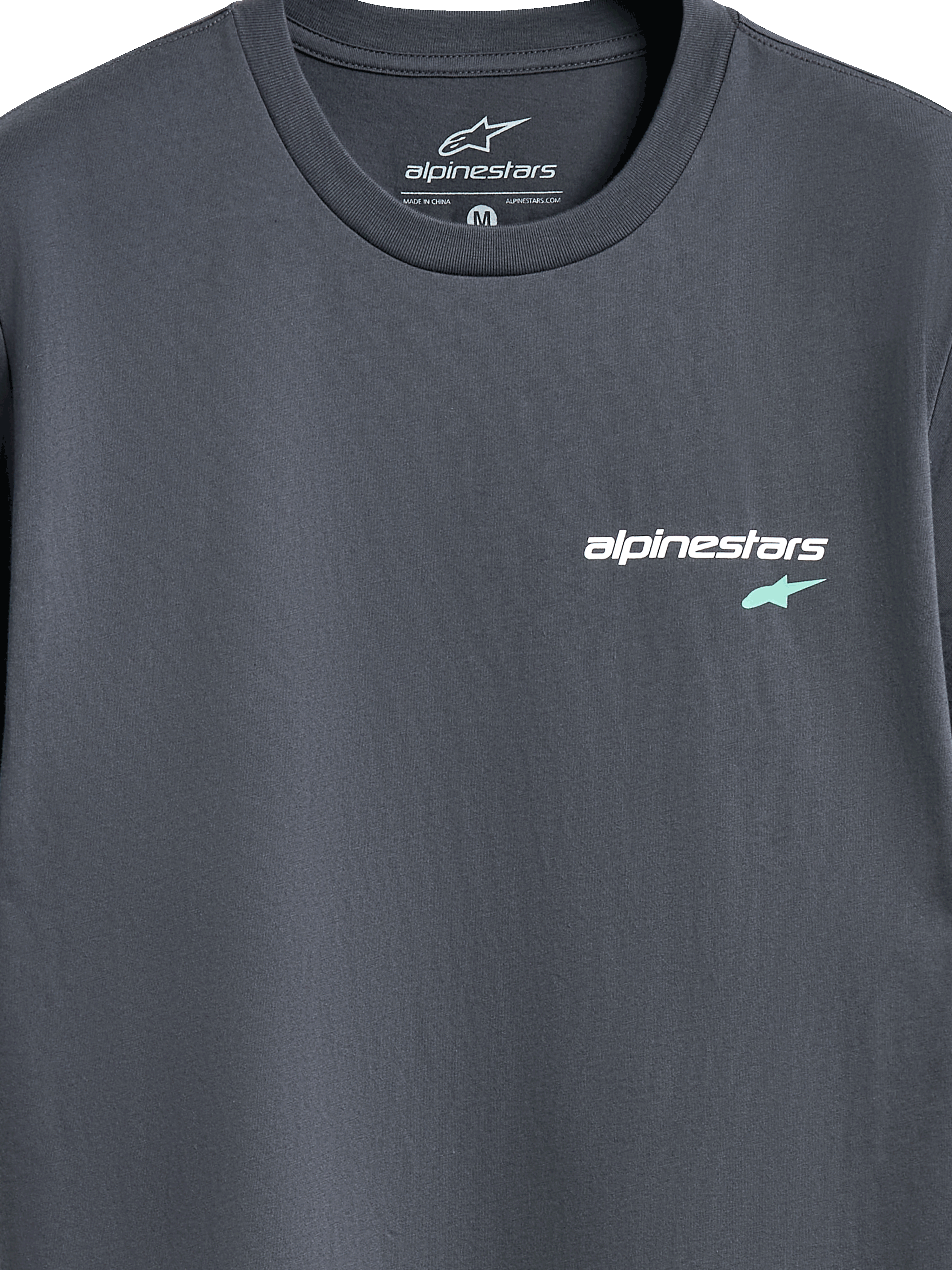 Alpinestars No Barrier CSF Tee, kortärmad t-shirt, Charcoal, närbild på bröstlogotypen med vit Alpinestars-text och ljusblå stjärnsymbol, casual motorsport-streetwear