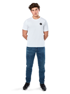 Alpinestars Dot Carbon Csf Tee, kortärmad t-shirt, vit, rund Astars-logotyp med kolfiberutseende, casual motorsport-streetwear, bärs av en manlig modell med blå jeans och svarta sneakers