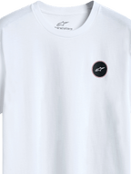 Alpinestars Dot Carbon Csf Tee, kortärmad t-shirt, vit, detaljvy av cirkulär svart logotyp med kolfiberutseende och vit stjärna, tryck på insidan av nacken, casual motorsport streetwear