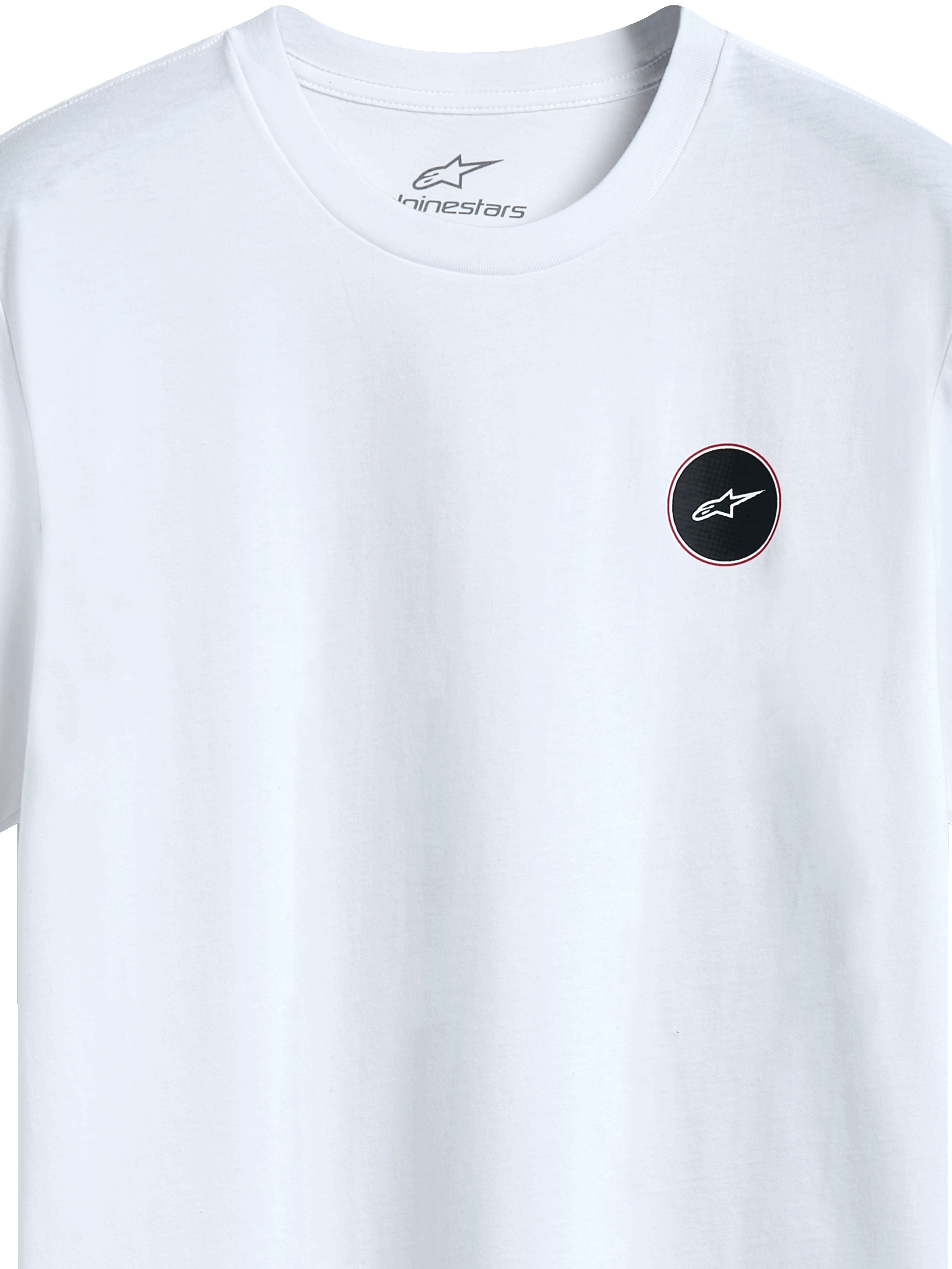 Alpinestars Dot Carbon Csf Tee, kortärmad t-shirt, vit, detaljvy av cirkulär svart logotyp med kolfiberutseende och vit stjärna, tryck på insidan av nacken, casual motorsport streetwear