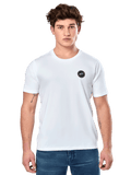 Alpinestars Dot Carbon CSF Tee, vit kortärmad t-shirt, manlig modell i vit t-shirt med liten svart cirkulär logotyp på bröstet och blå jeans, vardaglig motorsportstil
