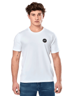 Alpinestars Dot Carbon CSF Tee, vit kortärmad t-shirt, manlig modell i vit t-shirt med liten svart cirkulär logotyp på bröstet och blå jeans, vardaglig motorsportstil