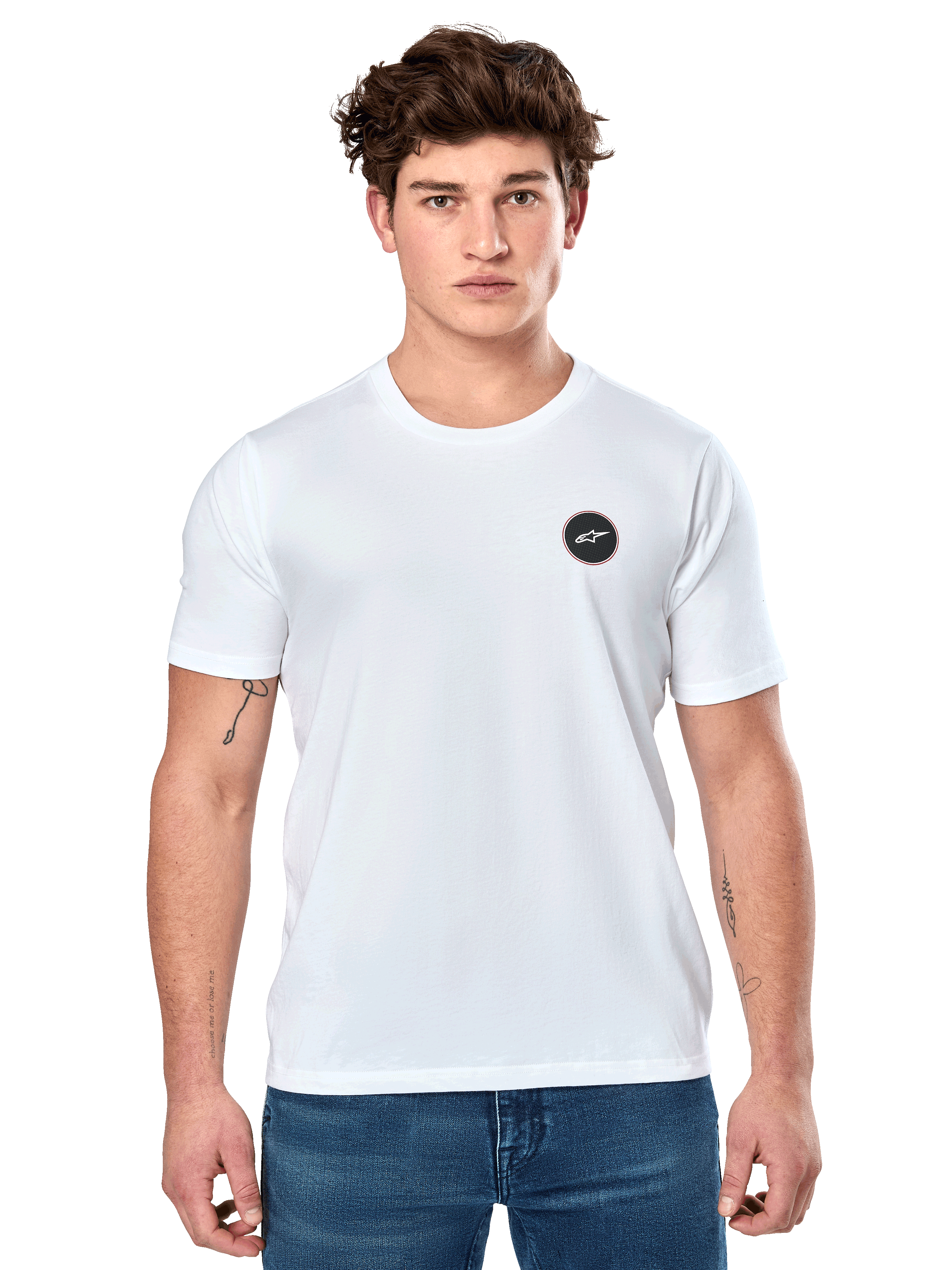 Alpinestars Dot Carbon CSF Tee, vit kortärmad t-shirt, manlig modell i vit t-shirt med liten svart cirkulär logotyp på bröstet och blå jeans, vardaglig motorsportstil