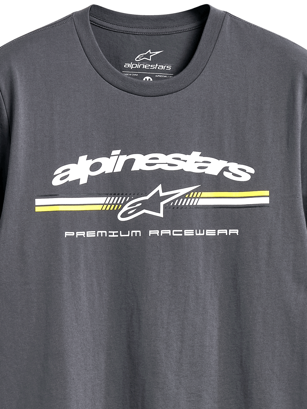 Alpinestars Prevail CSF Tee, kortärmad T-shirt, mörkgrå, vit Alpinestars-logotyp med gula och vita ränder i paddock-stil, 'Premium Racewear'-text, vardagliga motorsportkläder