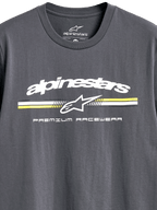 Alpinestars Prevail CSF Tee, kortärmad T-shirt, mörkgrå, vit Alpinestars-logotyp med gula och vita ränder i paddock-stil, 'Premium Racewear'-text, vardagliga motorsportkläder