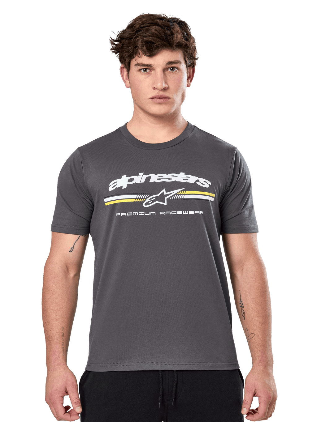 Alpinestars Prevail CSF Tee, kolgrå kortärmad t-shirt, vit Alpinestars-logotyp med gula och vita ränder och 'Premium Racewear'-grafik, vardaglig motorsport-inspirerad streetwear