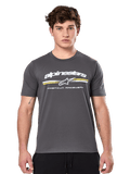 Alpinestars Prevail CSF Tee, kolgrå kortärmad t-shirt, vit Alpinestars-logotyp med gula och vita ränder och 'Premium Racewear'-grafik, vardaglig motorsport-inspirerad streetwear