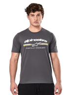 Alpinestars Prevail CSF Tee, kolgrå kortärmad t-shirt, vit Alpinestars-logotyp med gula och vita ränder och 'Premium Racewear'-grafik, vardaglig motorsport-inspirerad streetwear