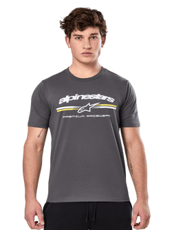 Alpinestars Prevail CSF Tee, kolgrå kortärmad t-shirt, vit Alpinestars-logotyp med gula och vita ränder och 'Premium Racewear'-grafik, vardaglig motorsport-inspirerad streetwear