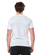 Alpinestars Prevail CSF Tee, kortärmad t-shirt, vit, ryggvy, bärs med svarta byxor, casual motorsport-streetwear