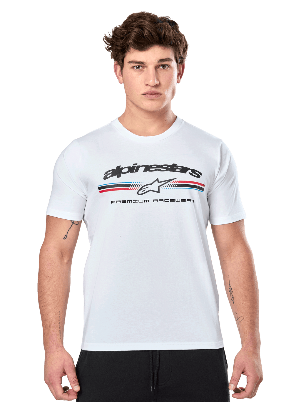 Alpinestars Prevail CSF Tee, vit kortärmad t-shirt med en paddock-inspirerad trefärgad logotyp med röda och blå detaljer, svart Alpinestars-logotyp och texten 'Premium Racewear', bärs av en manlig modell, casual motorsportskläder