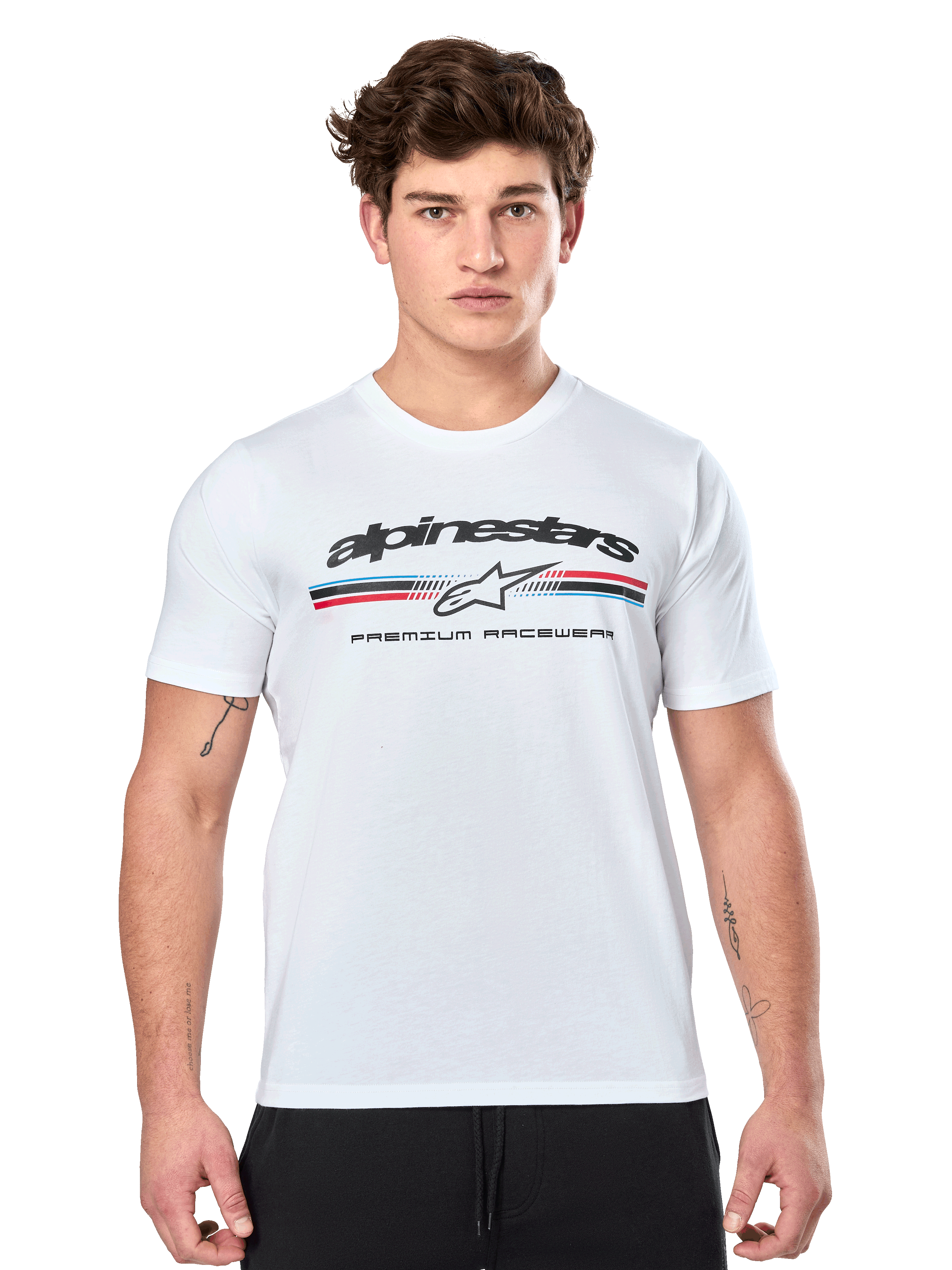 Alpinestars Prevail CSF Tee, vit kortärmad t-shirt med en paddock-inspirerad trefärgad logotyp med röda och blå detaljer, svart Alpinestars-logotyp och texten 'Premium Racewear', bärs av en manlig modell, casual motorsportskläder