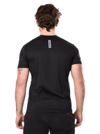 Alpinestars Point Performance Tee, kortärmad t-shirt, svart, vy bakifrån på en man med ett vertikalt "astars"-ordtryck på övre ryggen, funktionella sportkläder