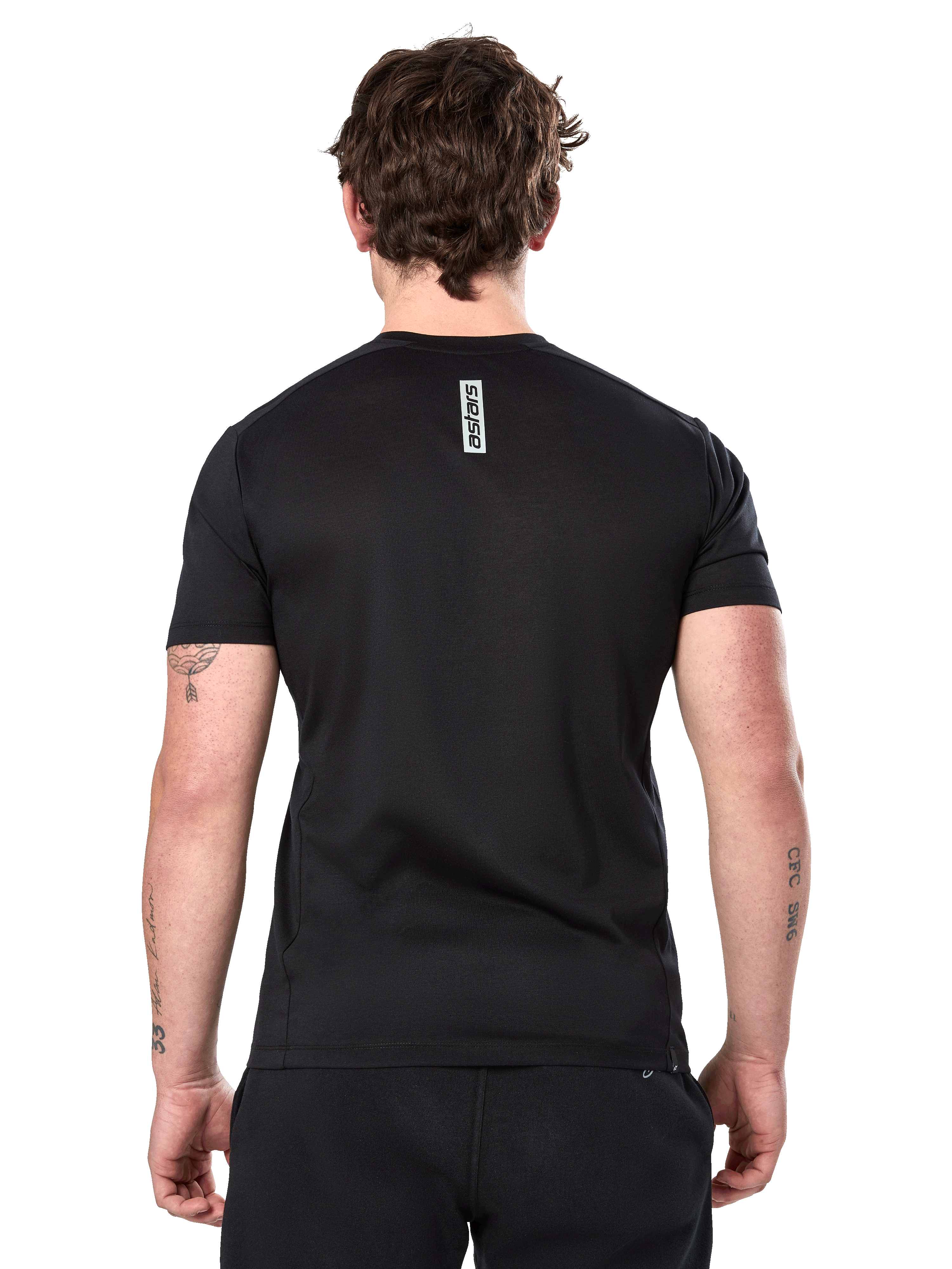 Alpinestars Point Performance Tee, kortärmad t-shirt, svart, vy bakifrån på en man med ett vertikalt "astars"-ordtryck på övre ryggen, funktionella sportkläder