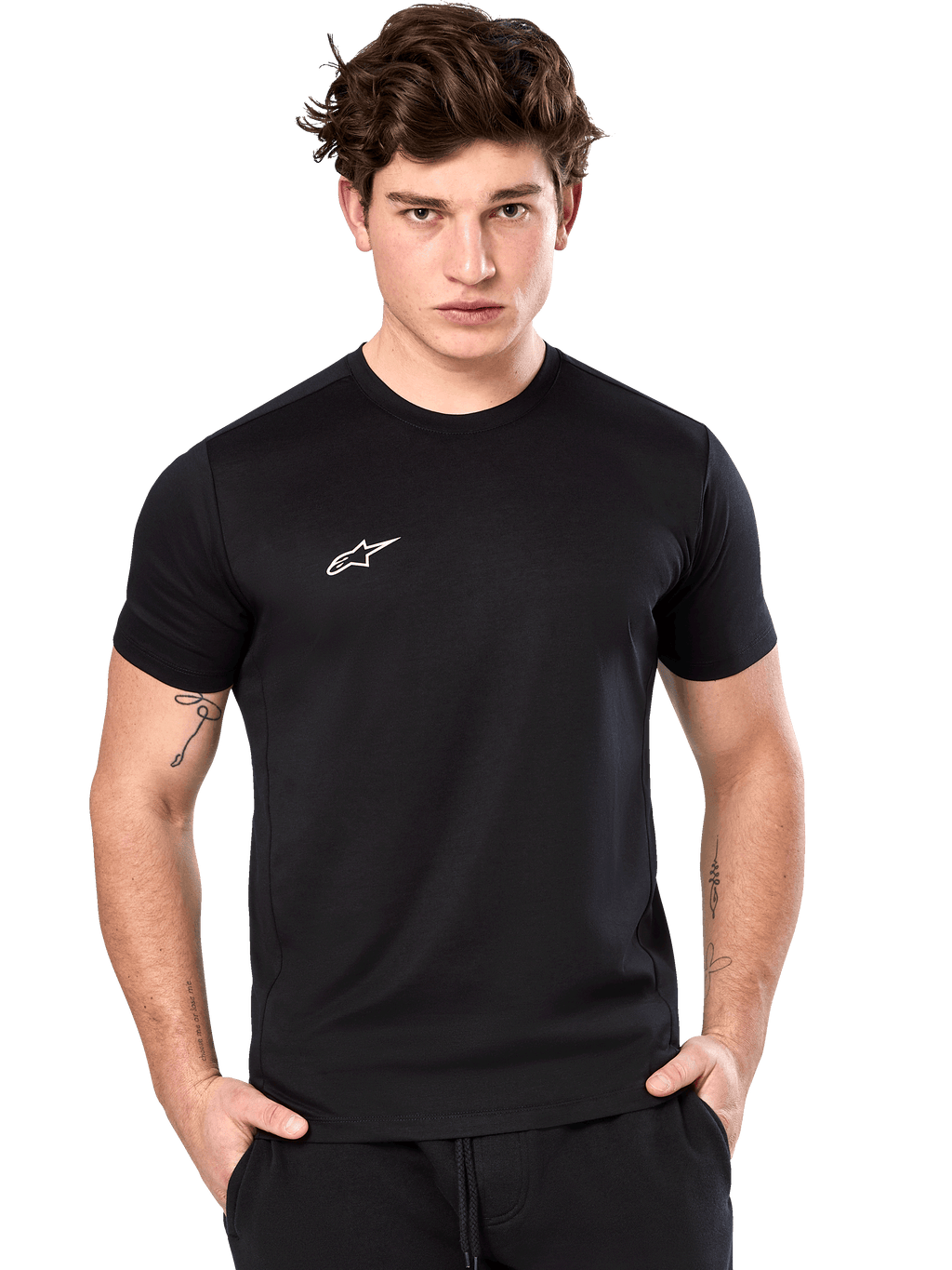 Alpinestars Point Performance Tee, kortärmad T-shirt, svart, liten vit Alpinestars-logotyp på bröstet, bärs av en manlig modell, hållbara funktionskläder