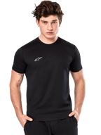 Alpinestars Point Performance Tee, kortärmad T-shirt, svart, liten vit Alpinestars-logotyp på bröstet, bärs av en manlig modell, hållbara funktionskläder