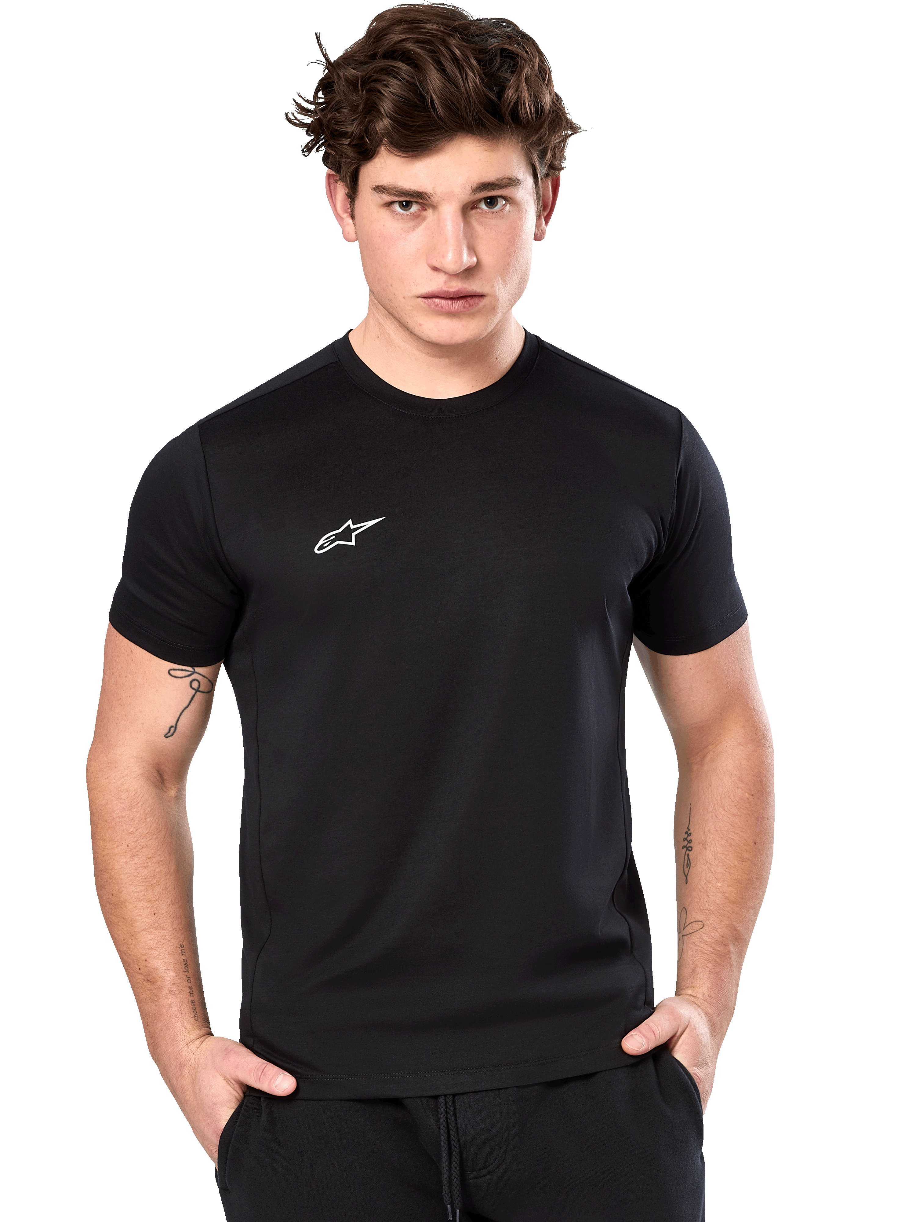 Alpinestars Point Performance Tee, kortärmad T-shirt, svart, liten vit Alpinestars-logotyp på bröstet, bärs av en manlig modell, hållbara funktionskläder