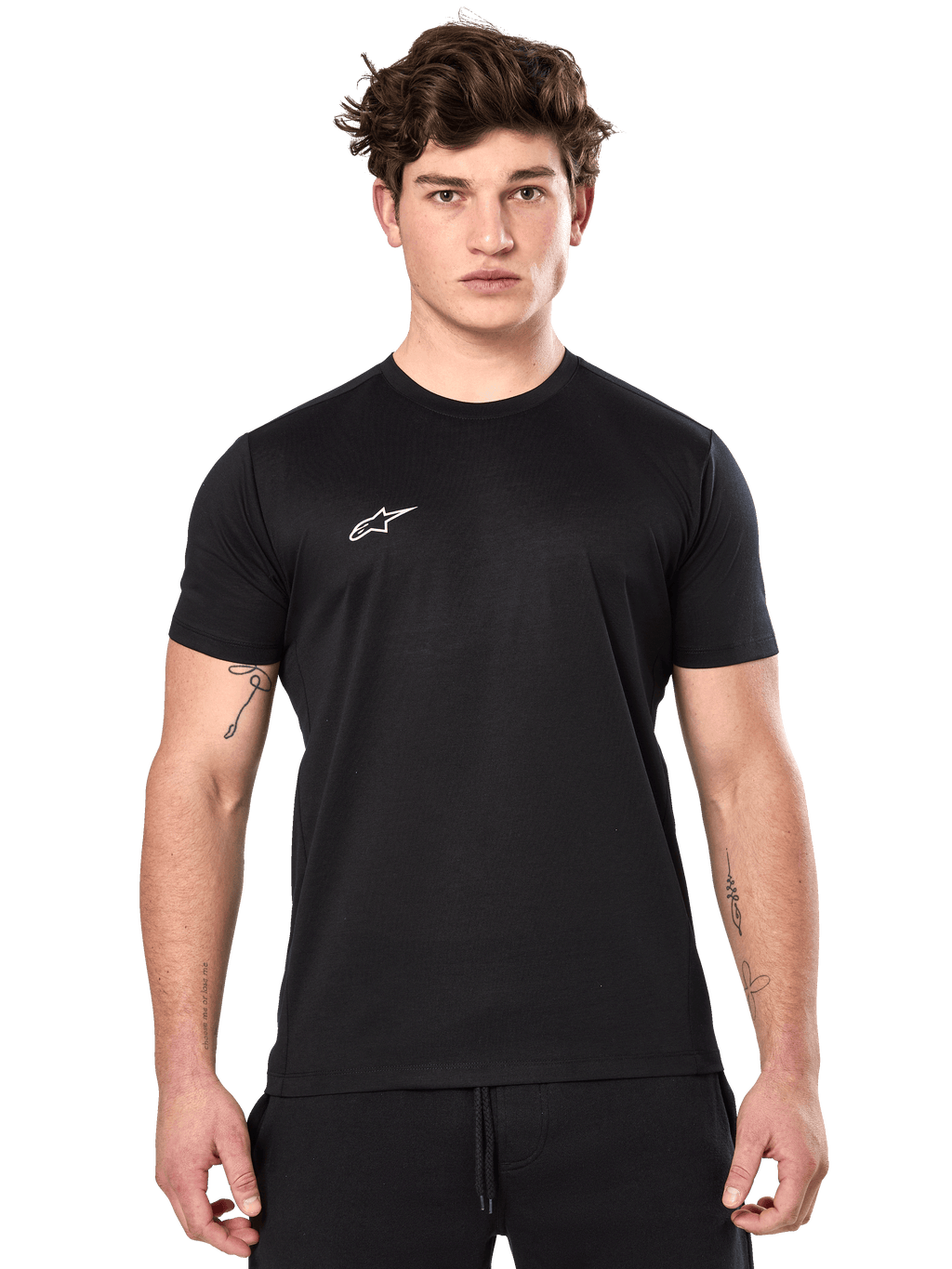 Alpinestars Point Performance Tee, kortärmad funktionströja, svart med liten vit Alpinestars-logotyp på bröstet, bärs av en man med tatueringar på armarna, funktionella sportkläder