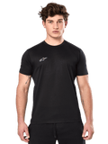Alpinestars Point Performance Tee, kortärmad funktionströja, svart med liten vit Alpinestars-logotyp på bröstet, bärs av en man med tatueringar på armarna, funktionella sportkläder