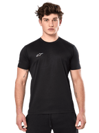 Alpinestars Point Performance Tee, kortärmad funktionströja, svart med liten vit Alpinestars-logotyp på bröstet, bärs av en man med tatueringar på armarna, funktionella sportkläder